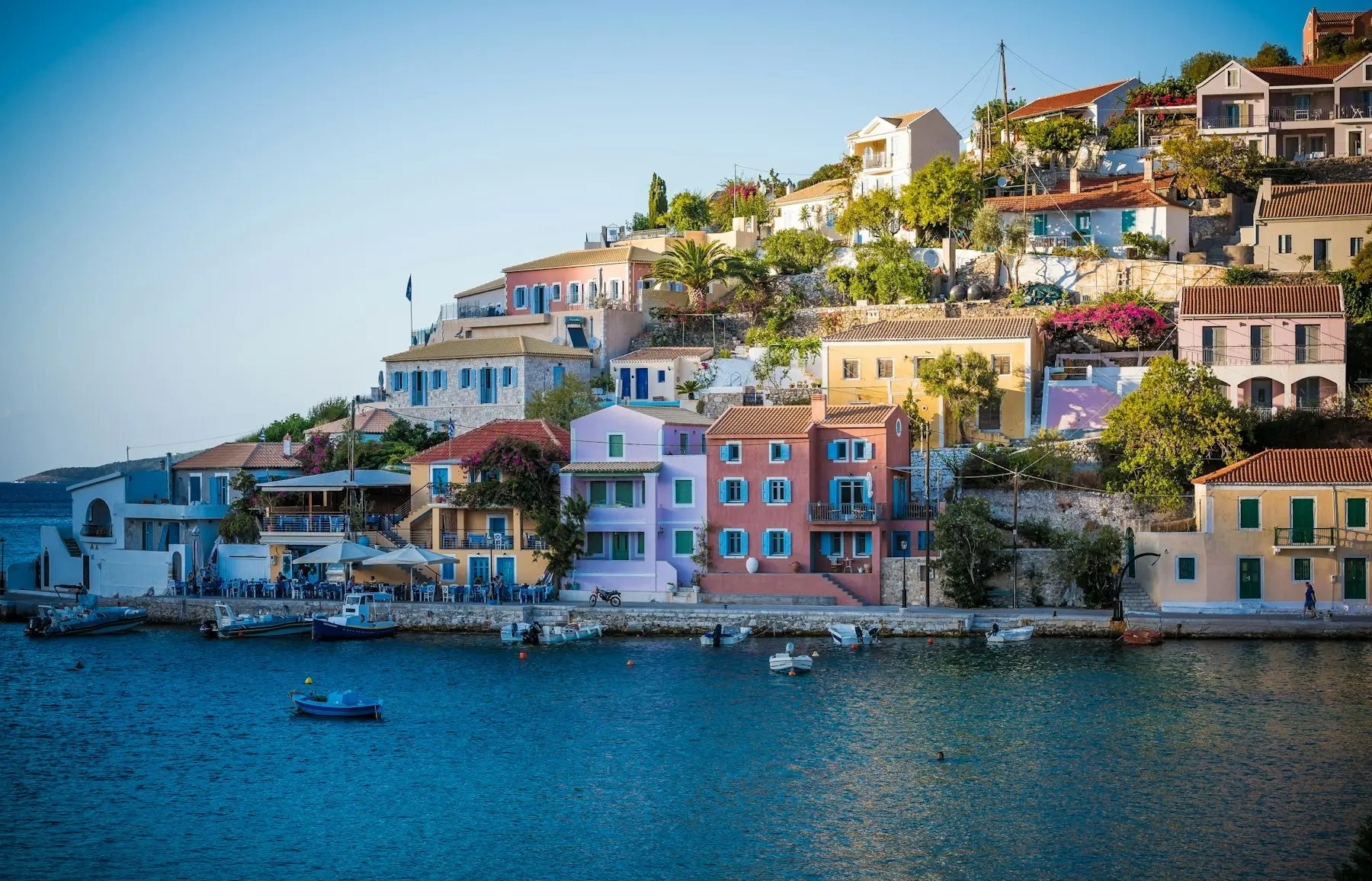Maisons colorées au bord de l'eau dans un petit port grec