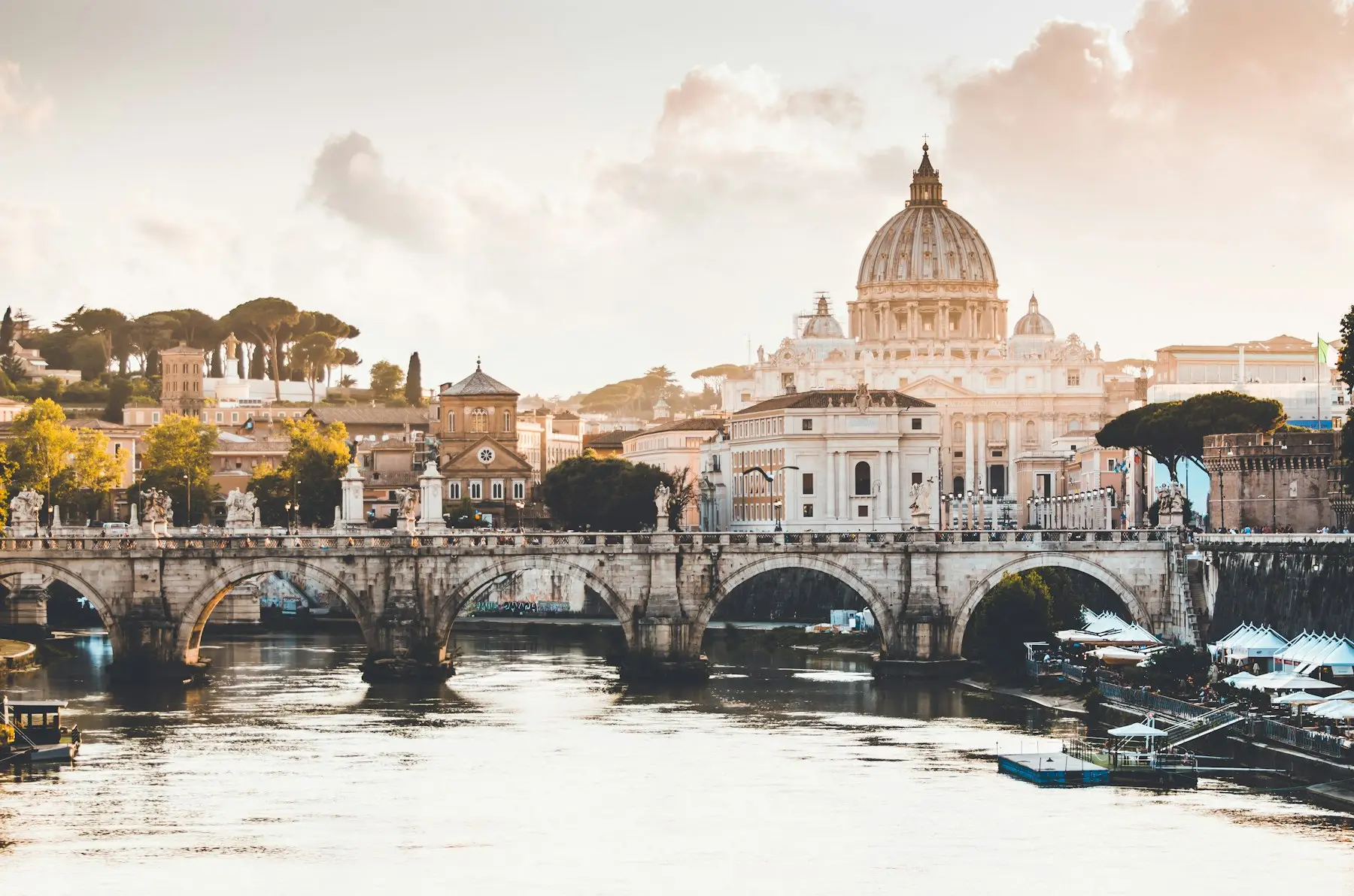 La basilique Saint-Pierre et le pont Saint-Ange au bord du Tibre, à Rome